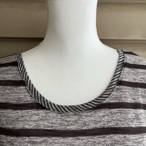 •Mystree• NWT Black and Grey Striped Long Sleeve Tee - Size Small - Picture 3 of 10